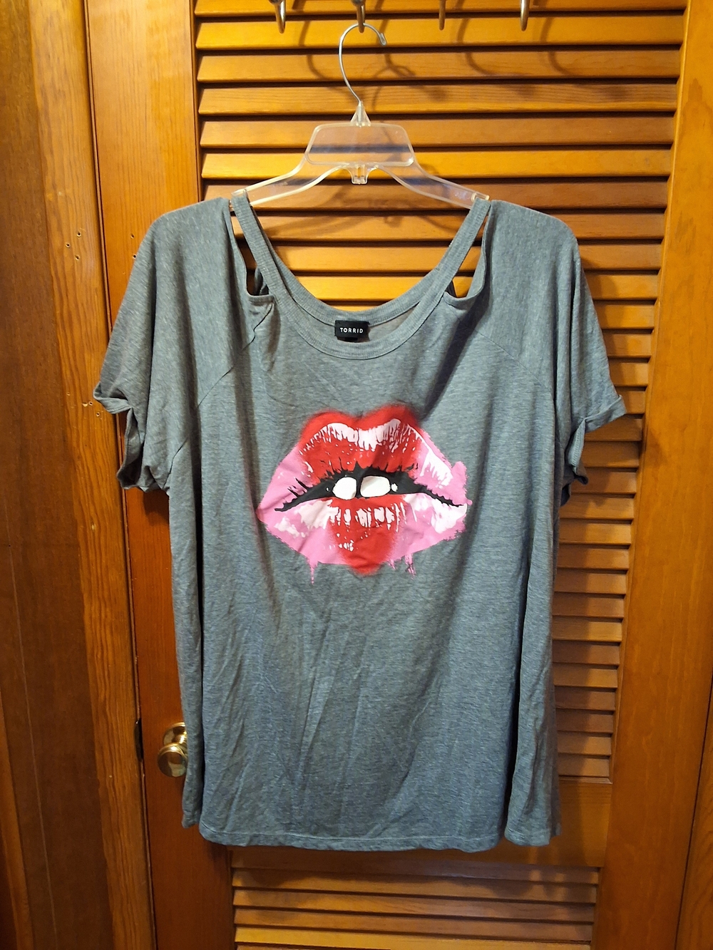 TORRID Gray Graphic Lip Cutout Short Sleeve Top - Pink/Red Lips